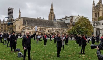 İngiltere’de 150 opera sanatçısı hükümetin sanata karşı tutumunu protesto etti
