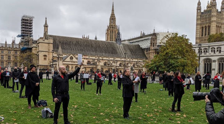 İngiltere'de 150 opera sanatçısı hükümetin sanata karşı tutumunu protesto etti