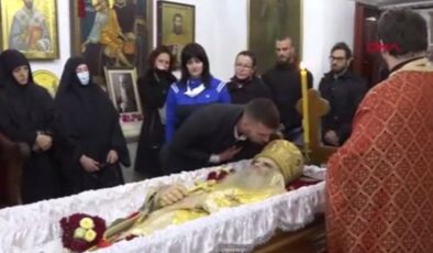 Karadağ’da koronavirüsten ölen başpiskopos öpülerek uğurlandı
