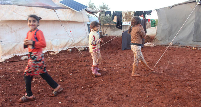 İdlib’de mülteci kampındaki çocuklar zor şartlar altında yaşıyor