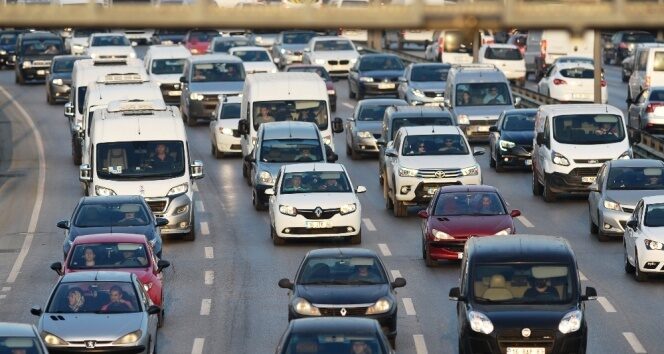 İstanbulda kısıtlama öncesi trafik yoğunluğu rekor seviyede