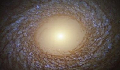 NASA’dan ortasında büyük bir boşluk olan galaksi fotoğrafı