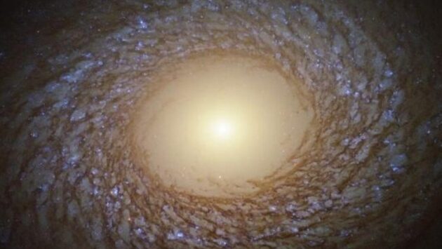 NASA’dan ortasında büyük bir boşluk olan galaksi fotoğrafı