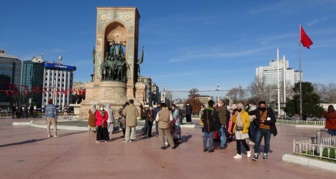 Güzel havayı fırsat bilen turistler Taksim Meydanı’na akın etti