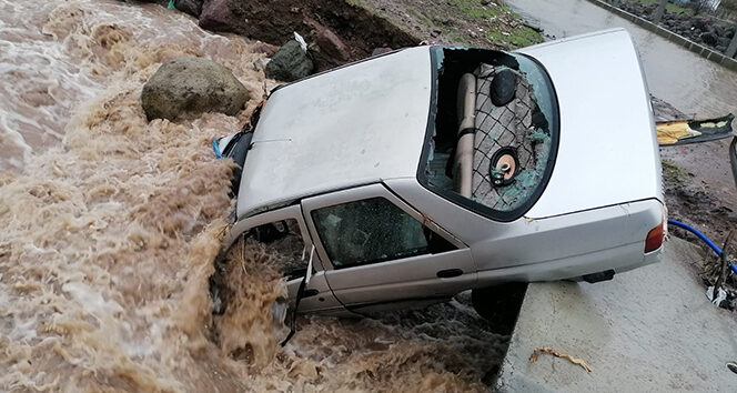 İzmir’de park halindeki araç sel sularına teslim oldu