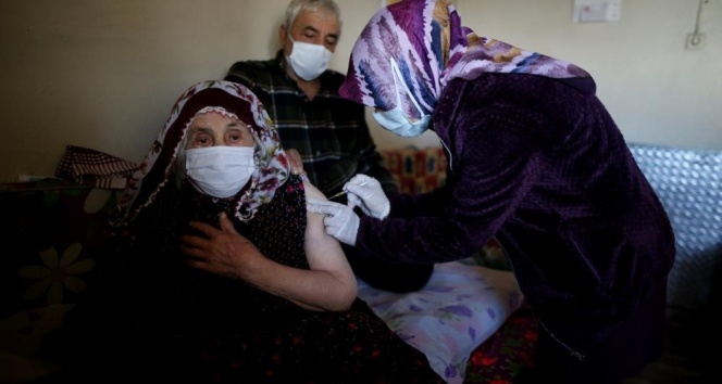 Cumhurbaşkanı Erdoğan’ın elini öptüğü Şahizar nine korona aşısı oldu