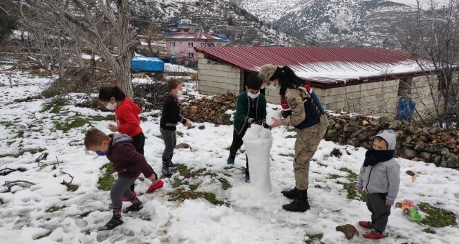 Jandarma çocuklarla kartopu oynayıp kardan adam yaptı