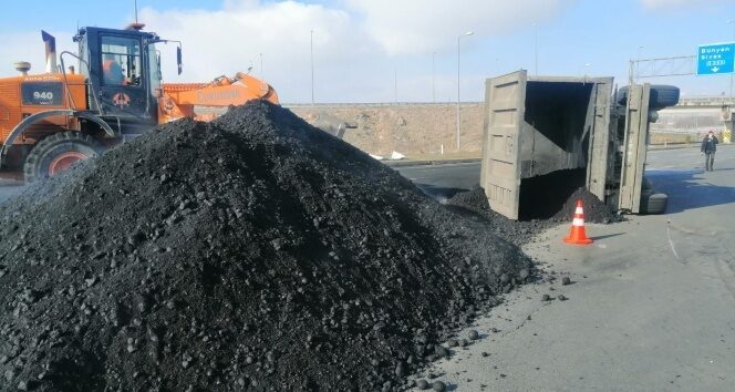 Kayseri’de kömür tozu yüklü tır devrildi, yol ulaşıma kapandı