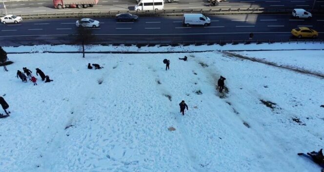 TEM bağlantı yolu kenarında çocukların karda tehlikeli oyunu