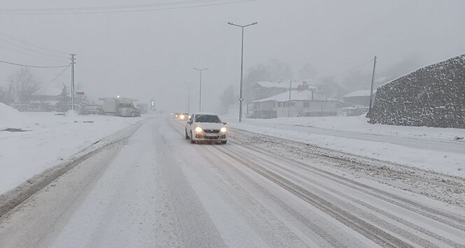 Yoğun kar yağışı D-655 karayolunda etkili oluyor