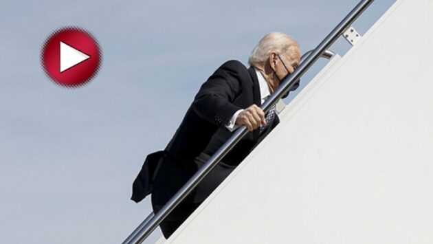 ABD Başkanı Joe Biden uçağa binerken 3 kez üst üste düştü