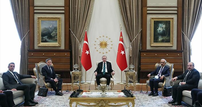 Cumhurbaşkanı Recep Tayyip Erdoğan, Cumhurbaşkanlığı Külliyesi'nde Ford Otosan Yönetim Kurulu Başkanı Ali Koç ve Ford Avrupa Başkanı Stuart Rowley'i kabul etti.