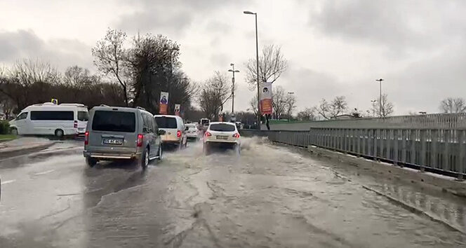 İstanbul’da bazı caddelerde su birikintileri oluştu