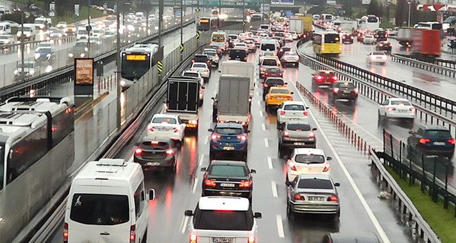 İstanbul’da yağışlı hava trafiği felç etti