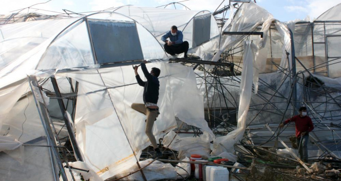 Mersin’de şiddetli rüzgar seraları yerle bir etti