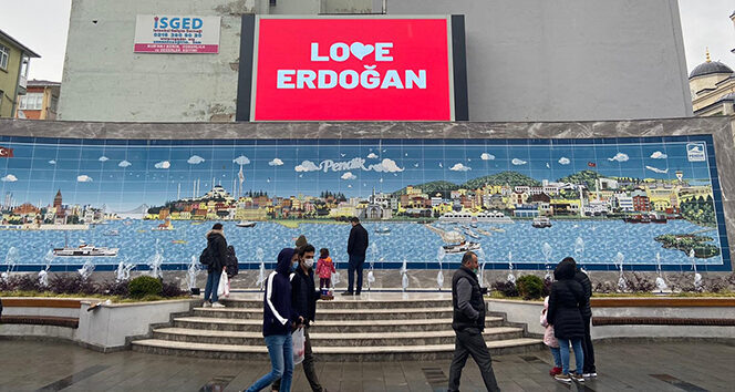 Pendik’te ‘Love Erdoğan’ görseli LED ekranlara yansıtıldı