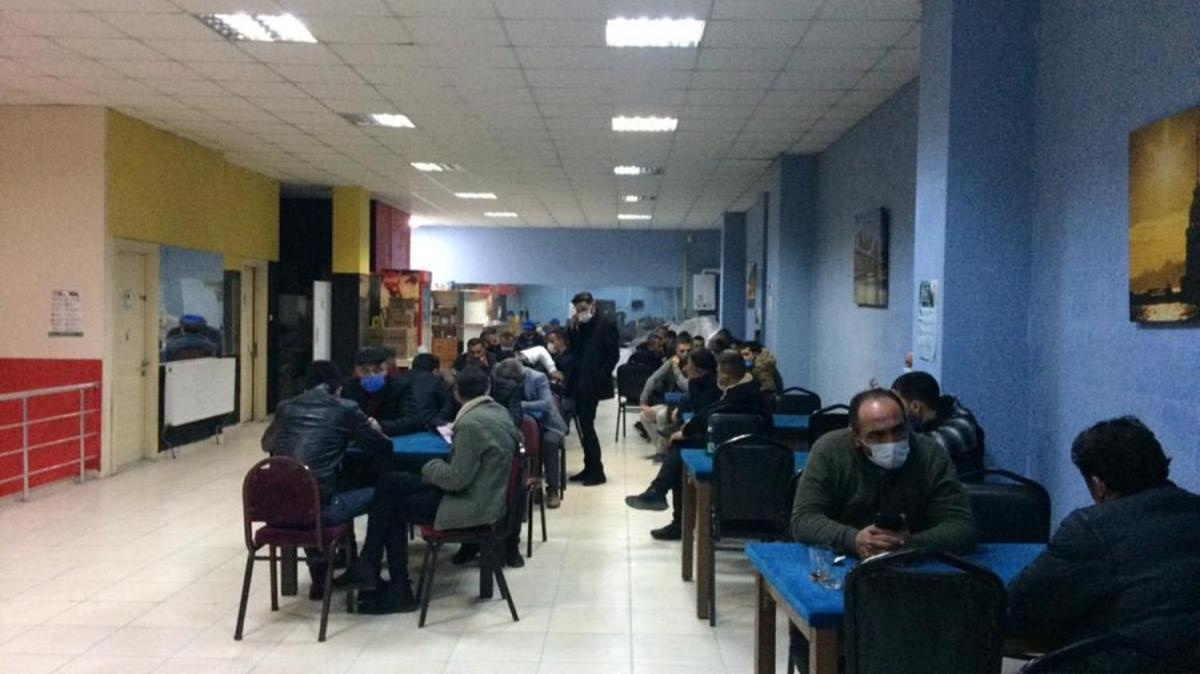 Ruhsatsız iş yerinde kumar oynarken yakalanan 58 kişiye 260 bin 188 lira ceza