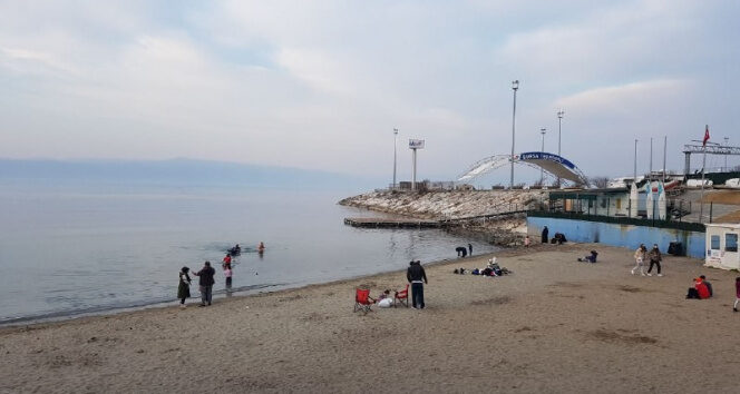 Uludağ’da kar, Mudanya’da deniz keyfi…Herkes kar beklerken onlar denize girdi