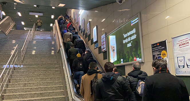 Yenikapı metrosunda kalabalık manzara dikkat çekti