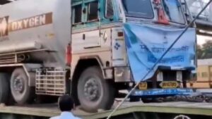 Hindistan'da büyük kriz: Oksijen tankları trenlerle taşınıyor, hastalar beklerken bir bir ölüyor