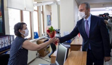 Bakan Gül Noterler Günü’nü kutladı, çalışanlara çiçek verdi