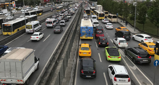 İstanbul’da sağanak yağış sonrası trafik yoğunluğu yüzde 72’ye çıktı