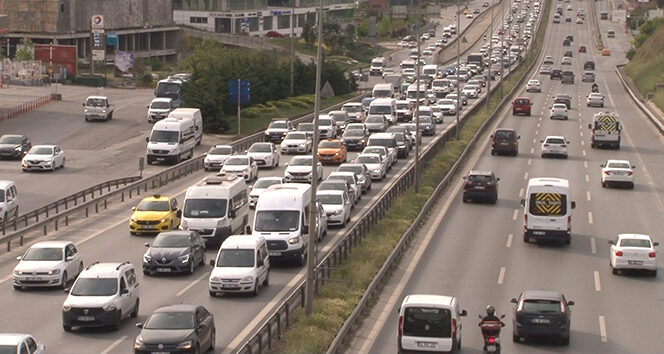 İstanbul’da tam kapanmada hafta sonu öncesi trafik yoğunluğu