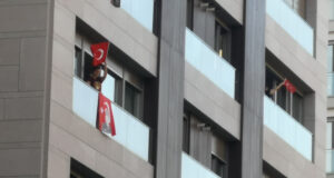 Kadıköy'de saat 19.19'da İstiklal Marşı balkonlardan okundu