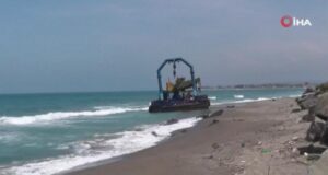 Karadeniz kıyısına 300 tonluk vinçli duba oturdu