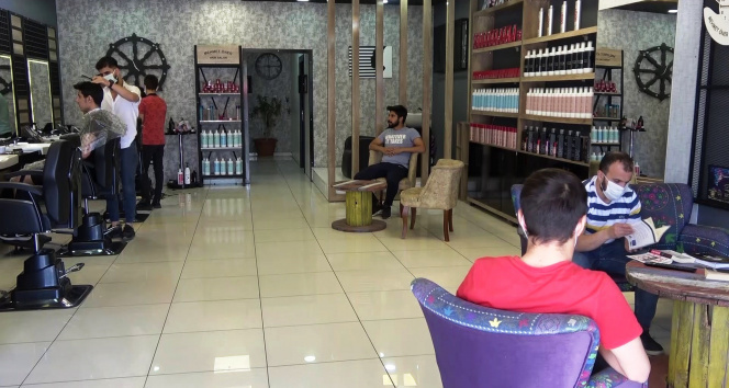 Kısıtlama bitti, vatandaşlar kuaförlerin yolunu tuttu
