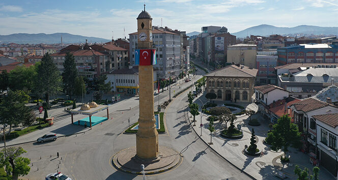 Tarihi Saat Kulesi’ne Doğu Türkistan ve Filistin bayrağı asıldı