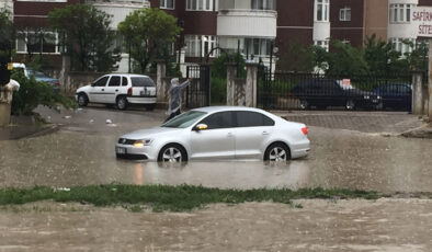 Ankara’da yağmur yağışı sonrası yollar havuza döndü