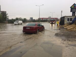 Ankara'da yağmur yağışı sonrası yollar havuza döndü