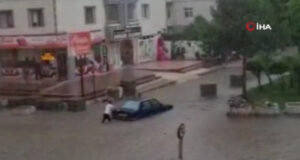 Başkent'te otomobiller sel suları içinde kaldı