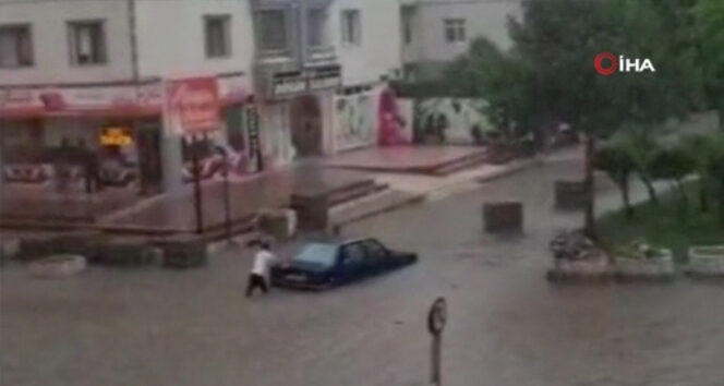 Başkent’te otomobiller sel suları içinde kaldı