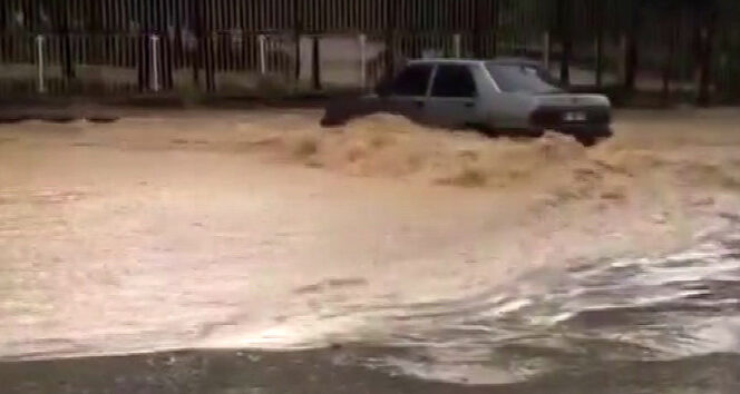 Başkent’te yağmur suları araçları sürükledi