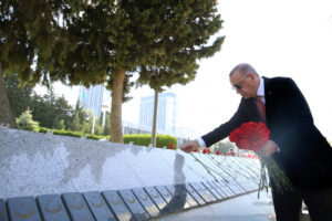 Cumhurbaşkanı Erdoğan, Bakü’de Türk Şehitliğini ziyaret etti