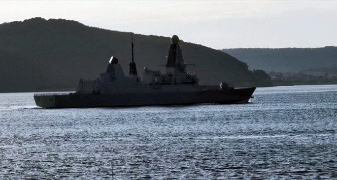 İngiliz savaş gemisi ‘HMS Defender’ Çanakkale Boğazı’ndan geçti