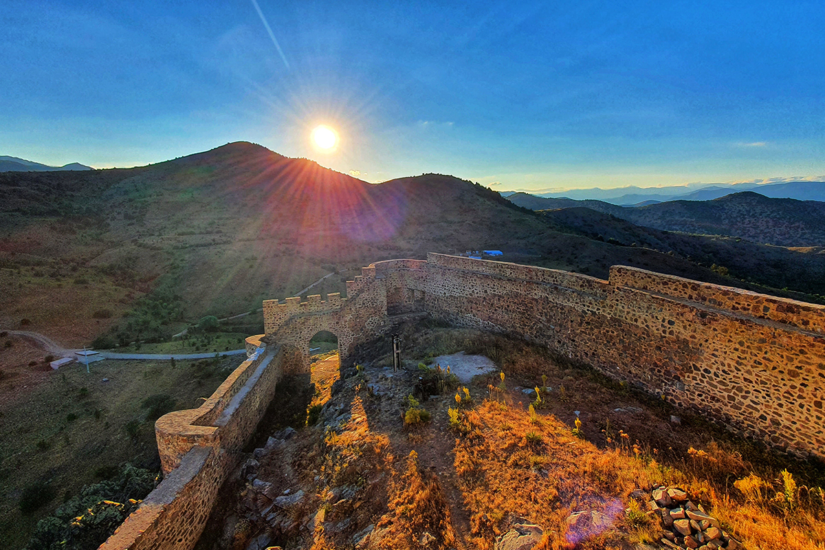 660 yıllık kalenin surlarından enfes günbatımı manzaraları
