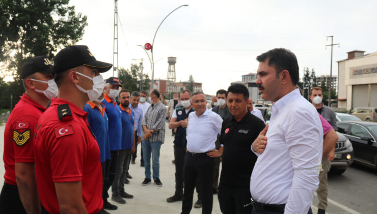 Bakan Kurum, selde kaybolan vatandaşları arayan ekipleri ziyaret etti