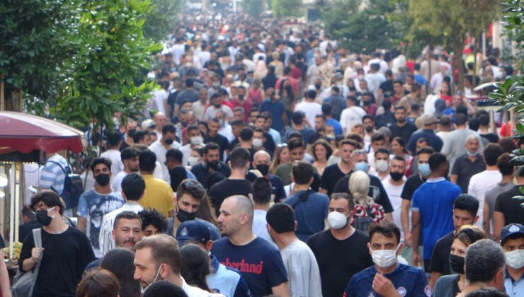 Bayram arifesinde Taksim’de yoğunluk