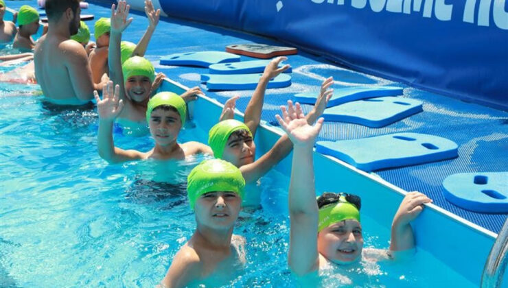 Gaziosmanpaşalı çocukların havuz keyfi