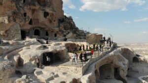 Kapadokya’nın simgelerinden Uçhisar Kalesi yeniden ziyarete açıldı
