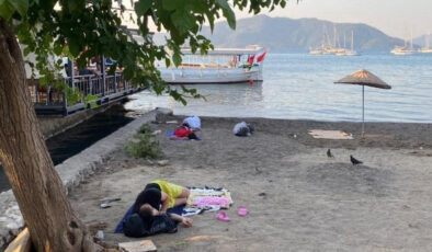 Uyarıları dikkate almayan turistler sahilde uyuyor