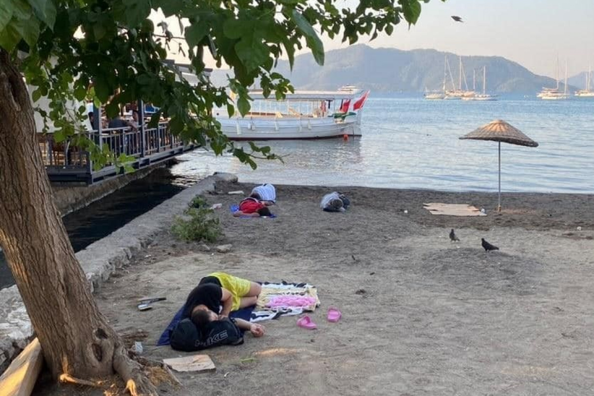 Uyarıları dikkate almayan turistler sahilde uyuyor