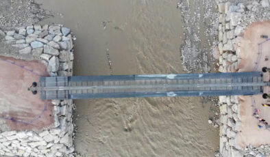 Ayancık’ta selin yıktığı köprünün yerine askeri köprü
