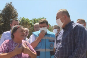 Bakan Çavuşoğlu'na sarılıp ağlayan yaşlı kadın: 'Devlet buraya yağmur gibi yağdı'