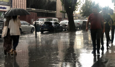 Erzincan’da sağanak sele dönüştü, bazı köy yolları ulaşıma kapandı