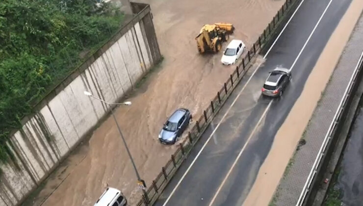Rize’de sağanak yağış nedeniyle karayolu trafiğe kapandı