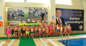 Salihli'de gençler yüzerek eğleniyor